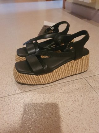 Sandalias INSIDE negras y beige