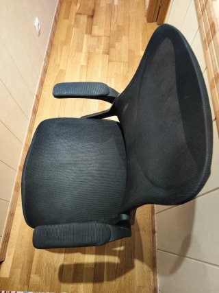 Silla de oficina ergonómica negra