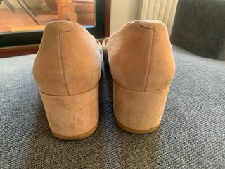 Zapatos de tacón sensato beige ante