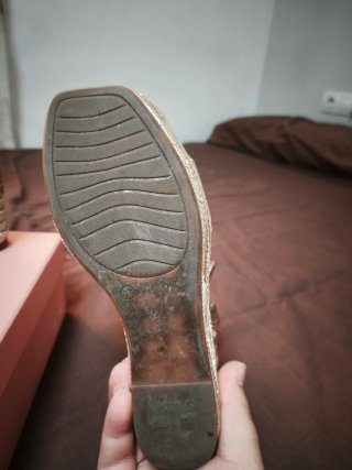 Sandalias cuña Alma en Pena doradas/plateadas