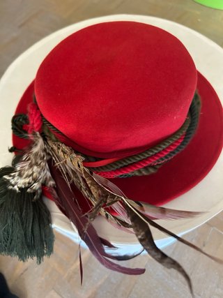 Sombrero rojo y negro con plumas