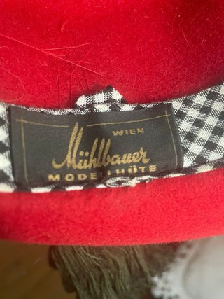 Sombrero rojo y negro con plumas