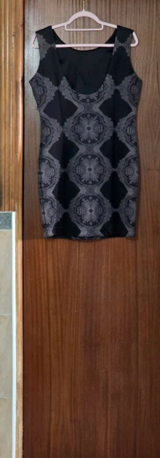 Vestido gris y negro estampado
