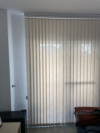 Tende verticali beige e bianche