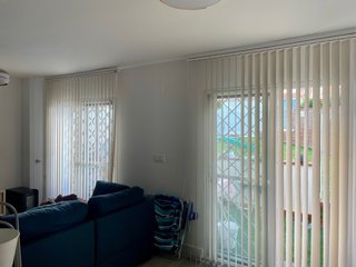 Tende verticali beige e bianche