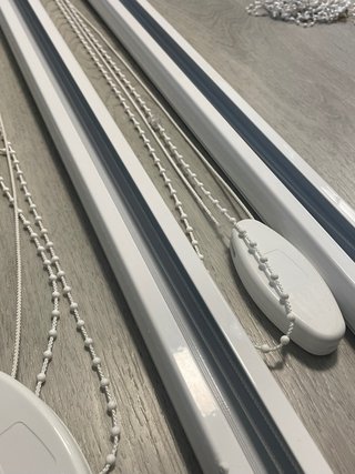 Tende verticali beige e bianche