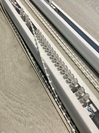 Tende verticali beige e bianche