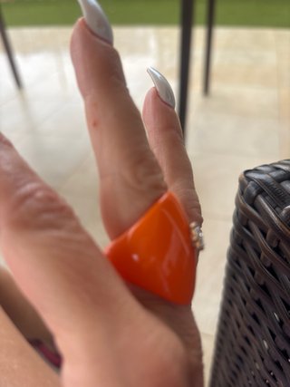 Anillo naranja con detalles brillantes