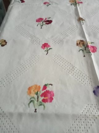 Mantel antiguo bordado flores