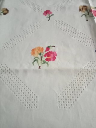 Mantel antiguo bordado flores