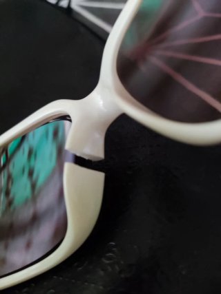 Gafas de sol Guess` rotas