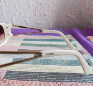 Gafas de sol Guess` rotas