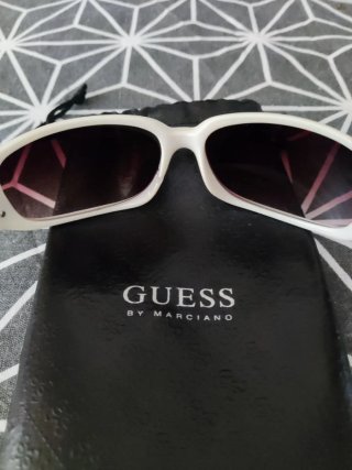 Gafas de sol Guess` rotas