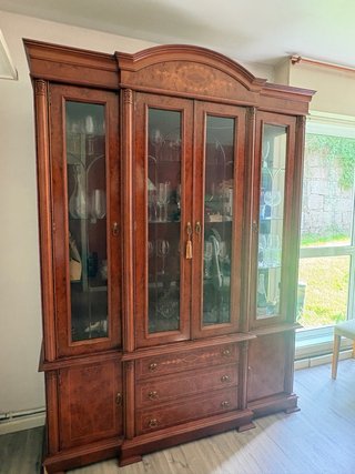 Vitrina de madera con marquetería