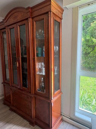 Vitrina de madera con marquetería