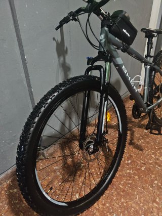 Bicicleta de montaña gris