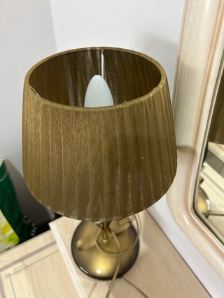 Lámpara de mesa metal y tela dorada