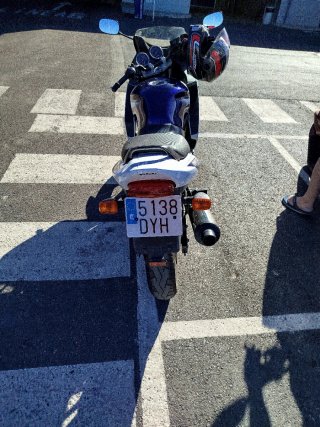 Suzuki GS500F Azul y Blanca