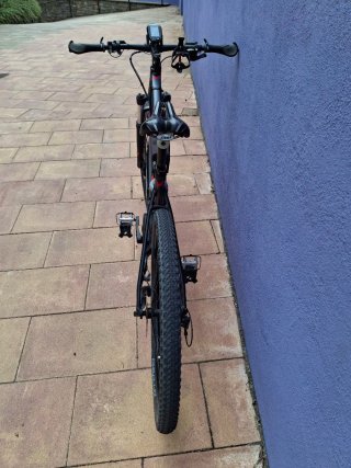 Bicicleta Eléctrica Montaña Negra y roja