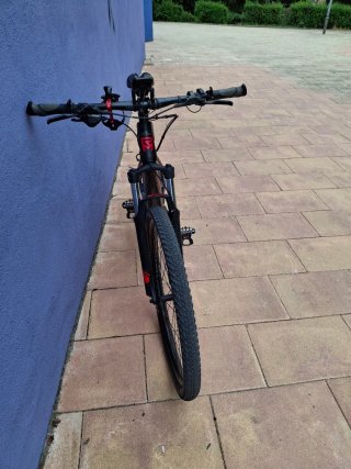 Bicicleta Eléctrica Montaña Negra y roja