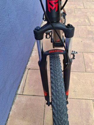 Bicicleta Eléctrica Montaña Negra y roja