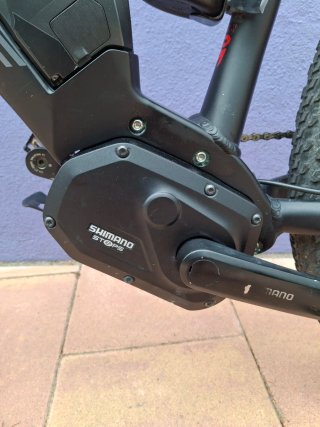 Bicicleta Eléctrica Montaña Negra y roja
