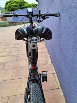 Bicicleta Eléctrica Montaña Negra y roja