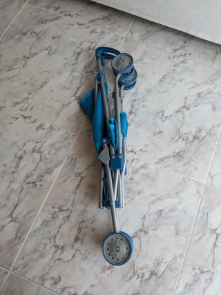 Silla de paseo de juguete azul