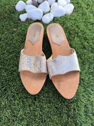 Sandalias zueco madera doradas y plateadas