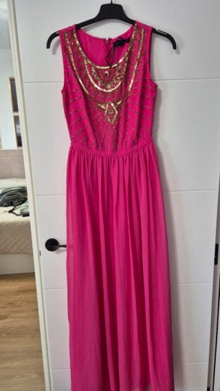 Vestido largo fucsia de fiesta con pedrería dorada