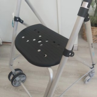 Andador con asiento para adulto