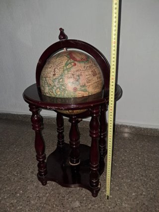 Globo terráqueo de madera antiguo