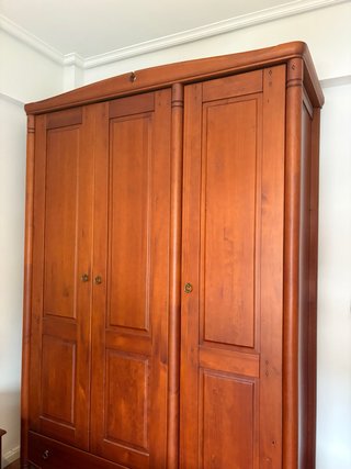 Armario de madera maciza