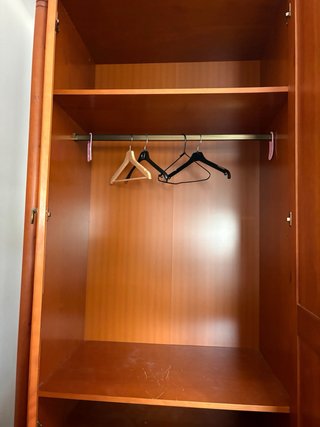 Armario de madera maciza
