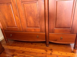 Armario de madera maciza