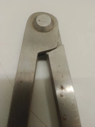Compás de puntas metálico en acero