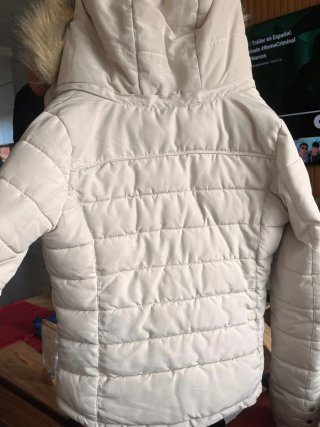 Abrigo blanco con capucha de pelo y calentito