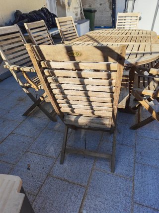 Mesa y 8 sillas de madera de teca