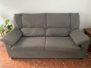 Sofá gris de tela