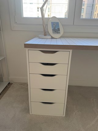 Escritorio blanco con cajonera