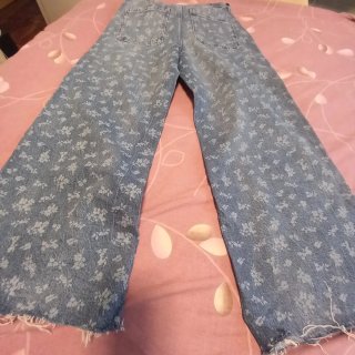 Pantalón vaquero Mango estampado flores