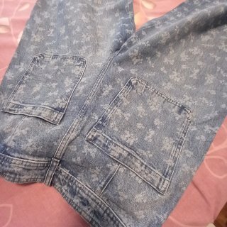 Pantalón vaquero Mango estampado flores