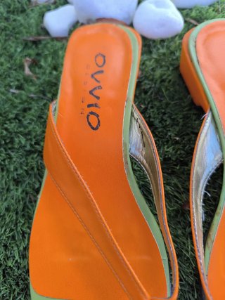 Sandalias de verano verdes y naranjas