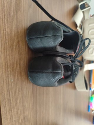 Botas de fútbol Adidas niño negras y rojas