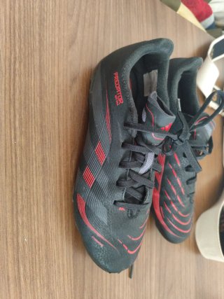Botas de fútbol Adidas niño negras y rojas