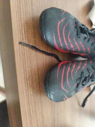 Botas de fútbol Adidas niño negras y rojas