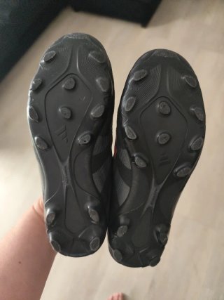 Botas de fútbol Adidas niño negras y rojas