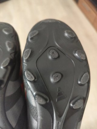 Botas de fútbol Adidas niño negras y rojas