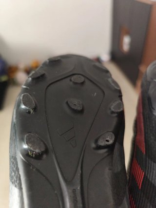 Botas de fútbol Adidas niño negras y rojas