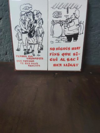 Dos azulejos decorativos con marco